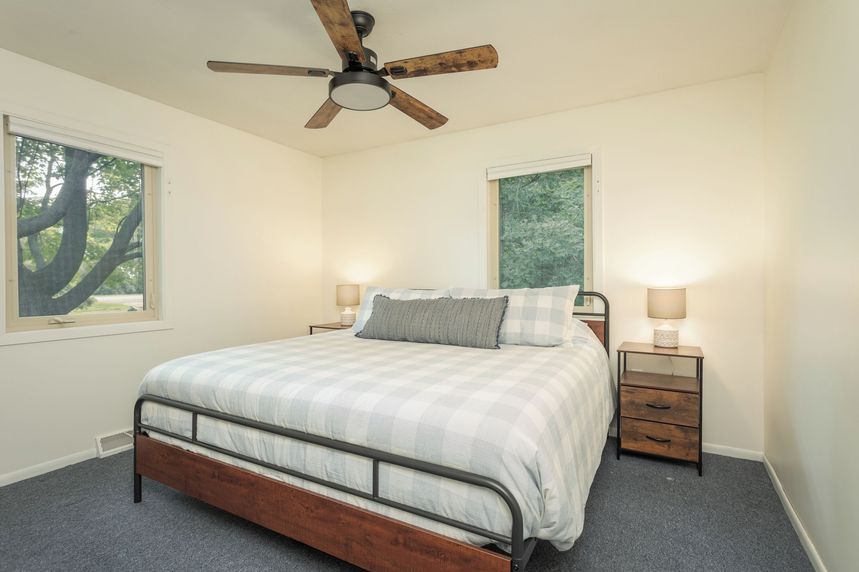 3 chambres, bureau, fer et planche à repasser, lit parapluie