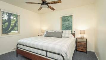 3 bedrooms, desk, iron/ironing board, travel crib