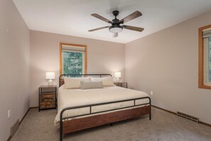 3 chambres, bureau, fer et planche à repasser, lit de bébé portatif