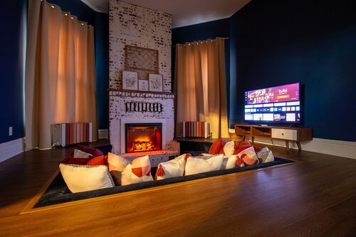 Something to talk about in Haynie's Corner! Walk anywhere, sleeps 6! 