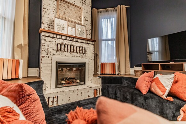 Smart TV, fireplace