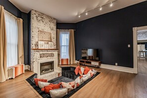 Smart TV y chimenea 