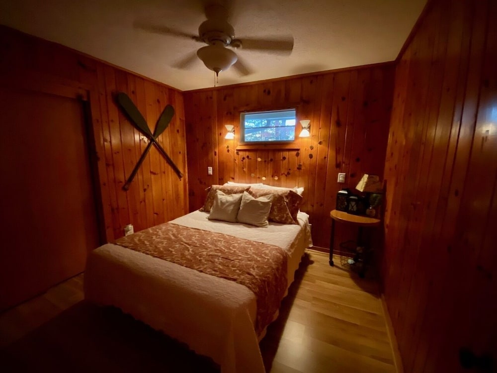 LakeFront Cottage Sleeps 10 1storywith dockWatts Bar Lake cabin