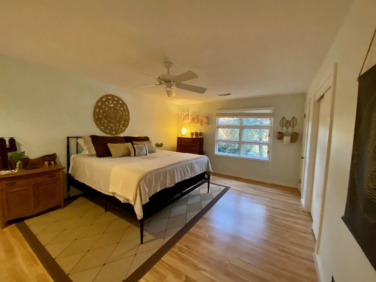 4 bedrooms, desk, iron/ironing board, travel crib
