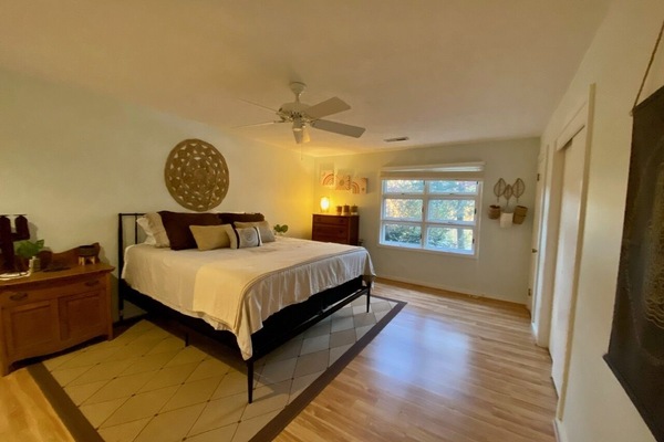 4 bedrooms, desk, iron/ironing board, travel crib