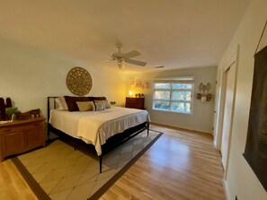 4 Schlafzimmer, Schreibtisch, Bügeleisen/Bügelbrett, Reisekinderbett