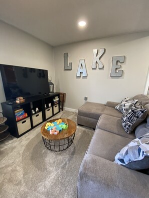 Smart-TV, Tischtennisplatte, Computerbildschirme