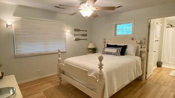 4 slaapkamers, een bureau, een strijkplank/strijkijzer, reisbedje