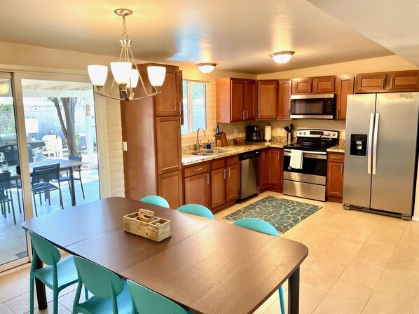 Refrigerador, microondas, horno y parrilla de estufa 