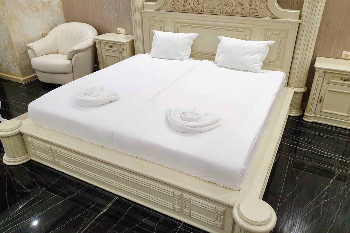 Luxury Studio | Iron/ironing board (on request), WiFi (free), individually decorated