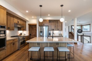 ثلاجة، ميكروويف، فرن، موقد طهي مسطح