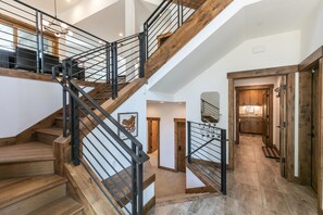 المنشأة من الداخل