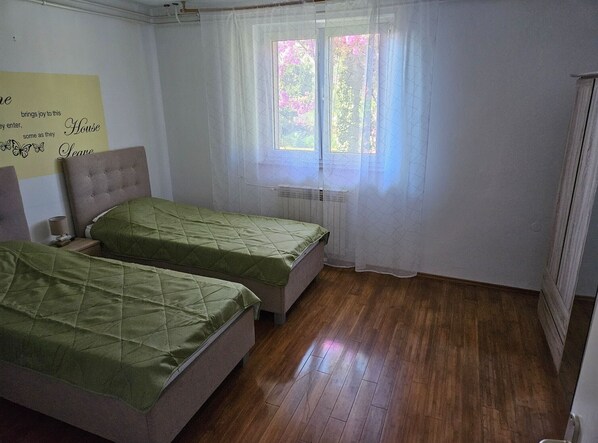 2 chambres, fer et planche à repasser, accès Internet, draps fournis