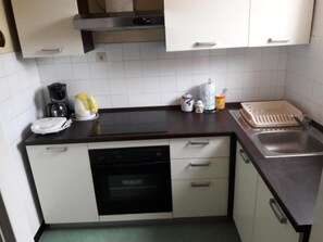 Frigorífico, microondas, horno y placa de cocina