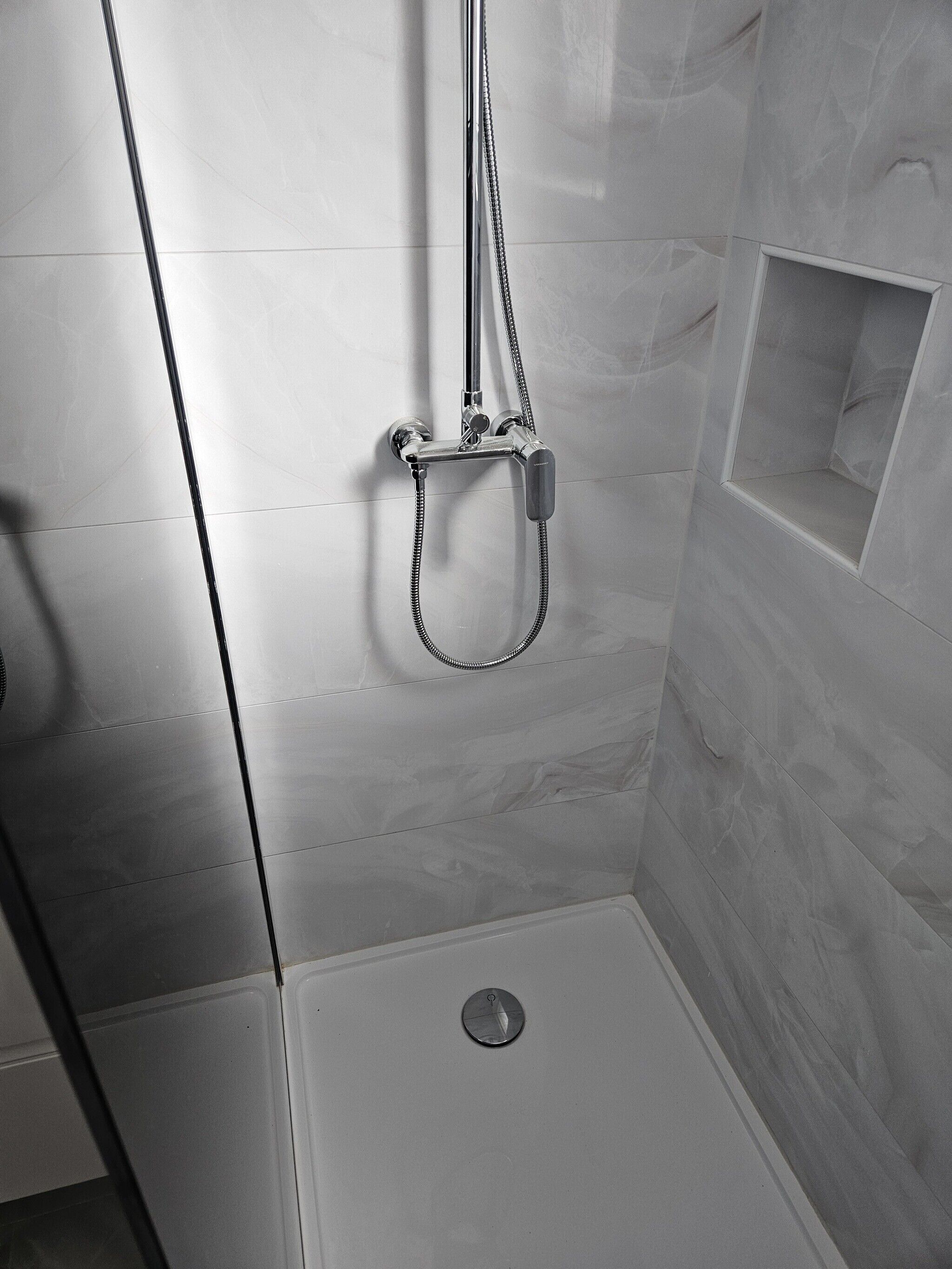 Bañera, secador de pelo y toallas