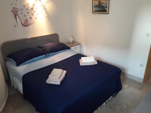 1 chambre, fer et planche à repasser, accès Internet, draps fournis