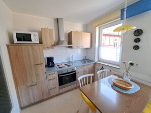 Frigorifero, microonde, forno, piano cottura