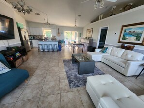 Smart TV, futbolito y libros 