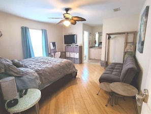 4 habitaciones, escritorio y tabla de planchar con plancha