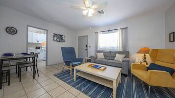 Een smart-tv en boeken