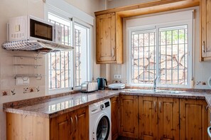 Fridge, microwave, oven, stovetop - Vacation Home "Sunset El Tejar" with Mountain View, Private Pool & Wi-Fi (Almogia)