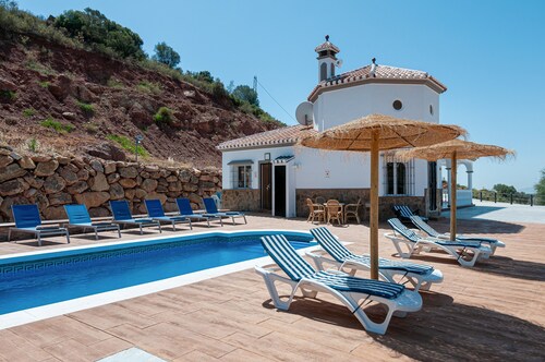 Vacation Home "Sunset El Tejar" with Mountain View, Private Pool & Wi-Fi