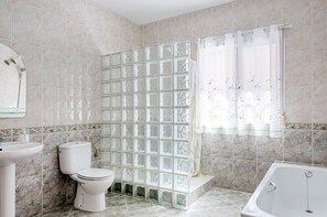 Baignoire, sèche-cheveux, serviettes fournies