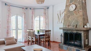 Een televisie en een open haard