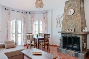 Televisión y chimenea 