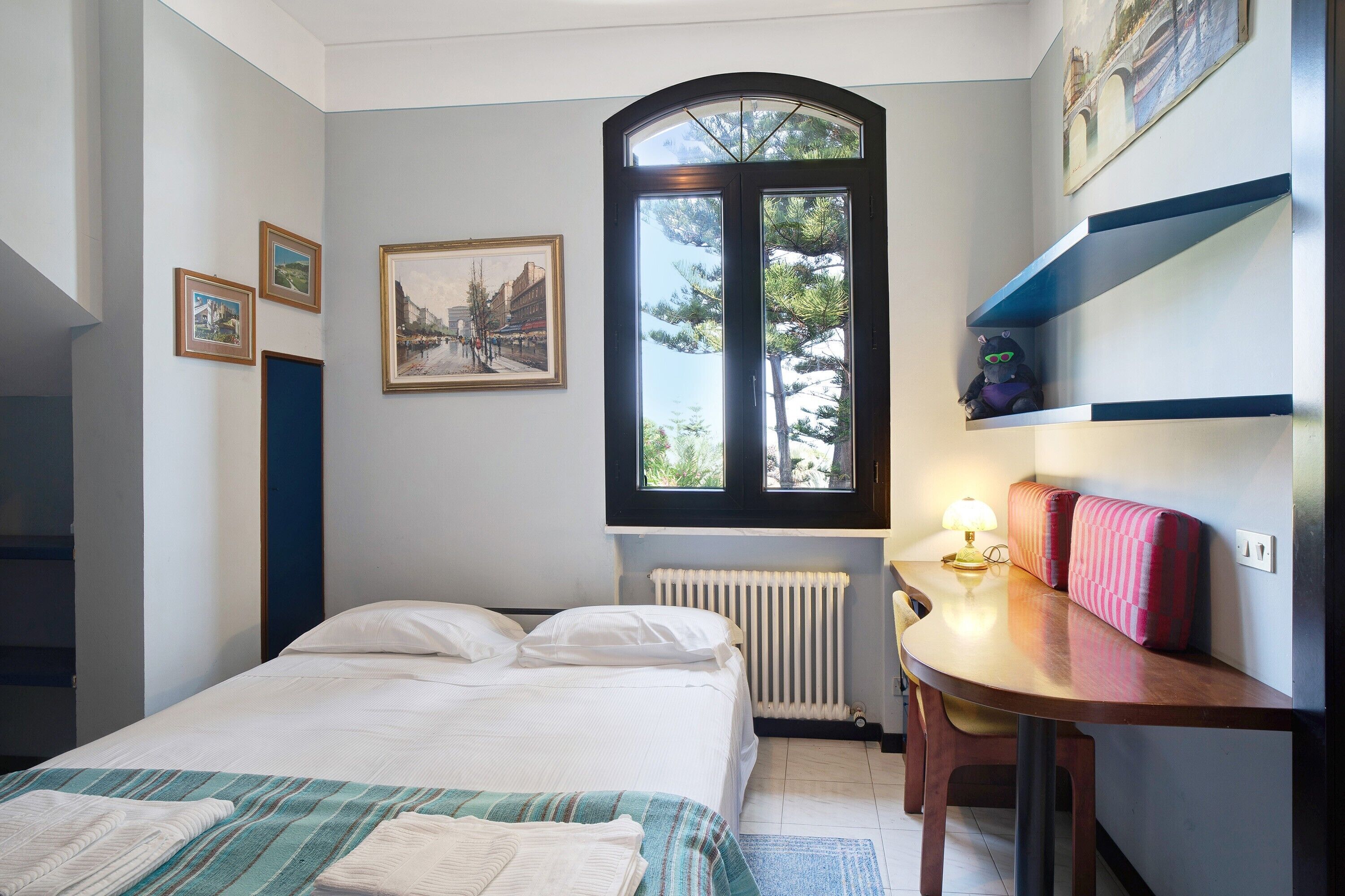 5 多间卧室、免费 WiFi、床单