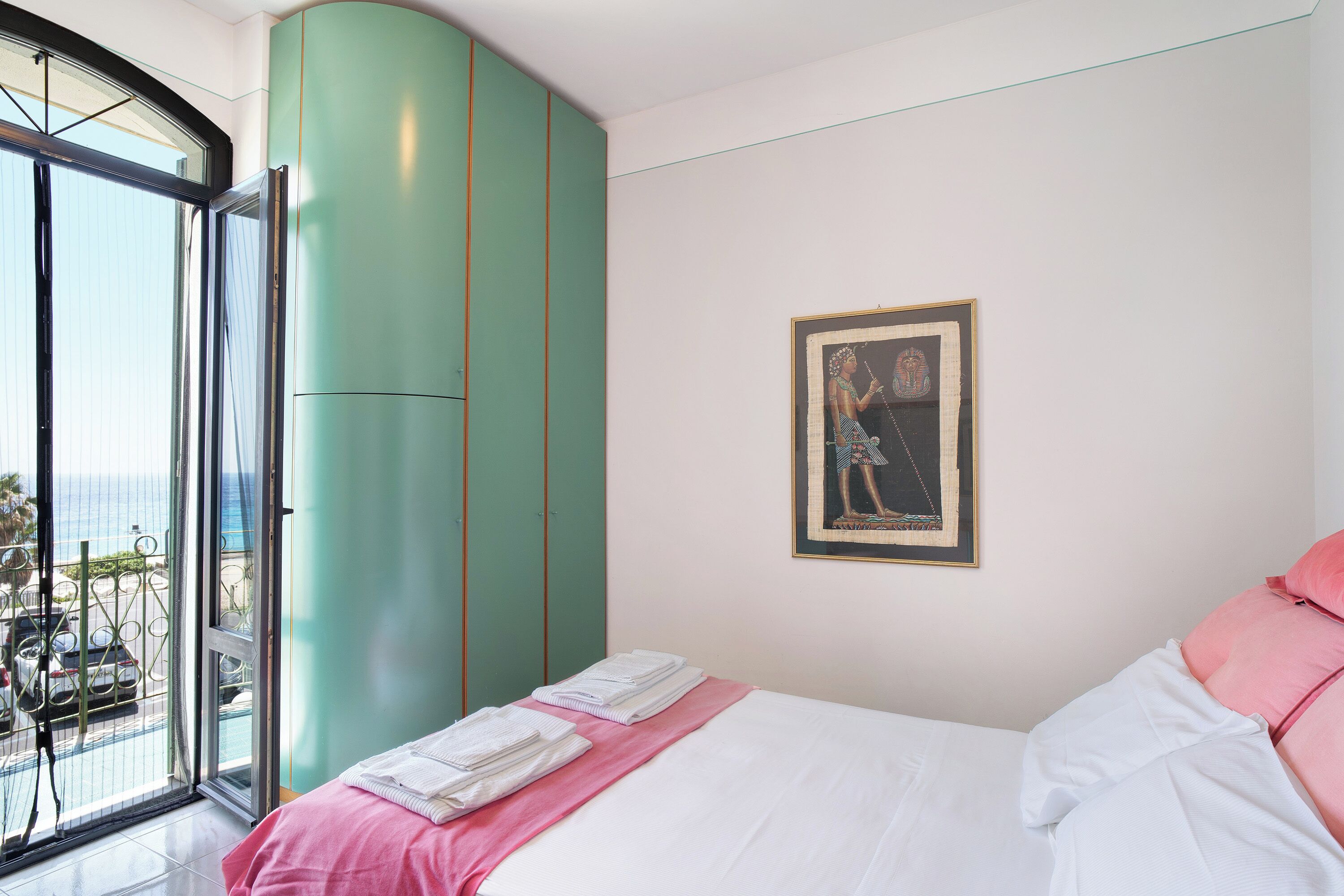 5 bedrooms, free WiFi, bed sheets