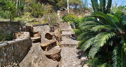 Villa 'Capriccio' avec Vue sur la Mer, Terrasse Privée et Jardin Privé