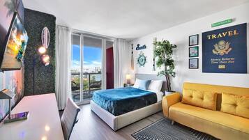 Een televisie en een kantoor