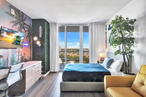 1 habitación, escritorio, tabla de planchar con plancha y cuna de viaje