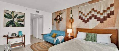 Escritorio, cuna de viaje, wifi y ropa de cama