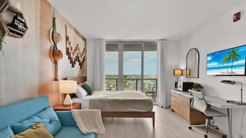 Escritorio, cuna de viaje, wifi y ropa de cama