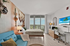 Schreibtisch, Reisekinderbett, WLAN, Bettwäsche