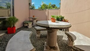 Outdoor dining - Nice Place Hostel (La Fortuna)