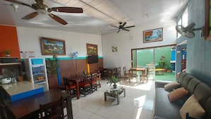 Living area - Nice Place Hostel (La Fortuna)