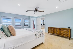 4 bedrooms, internet, bed sheets - Dog-friendly, waterfront home with hot tub & incredible back deck (Rockport)