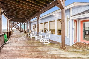 Terrace/patio - Dog-friendly, waterfront home with hot tub & incredible back deck (Rockport)