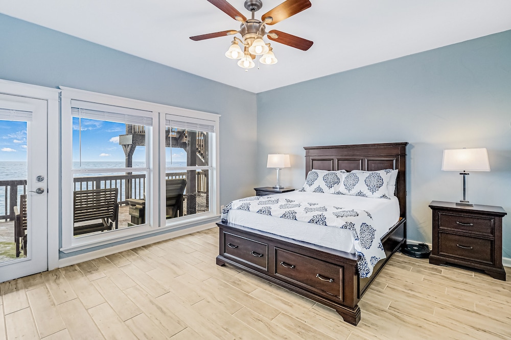 Dogfriendly, waterfront home with hot tub, pier & incredible back deck