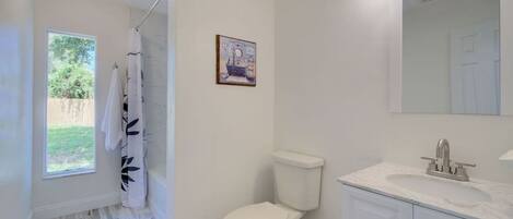 Séchoir à cheveux, serviettes fournies, savon, shampooing