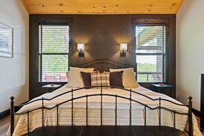 4 bedrooms, iron/ironing board, internet, bed sheets