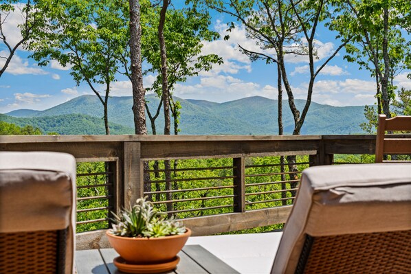 Property grounds - Gated mountaintop retreat with expansive outdoor living, game tables, & hot tub (Cherry Log)