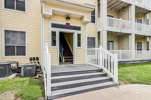 Exterior detail - 3rd-floor condo near the beach with water views, hot tub, heated pool, gym, AC (Corpus Christi)