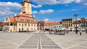 A spacious square with a prominent clock tower and historic buildings. - Studio 4 - 5 Strada Scărlătescu (București)
