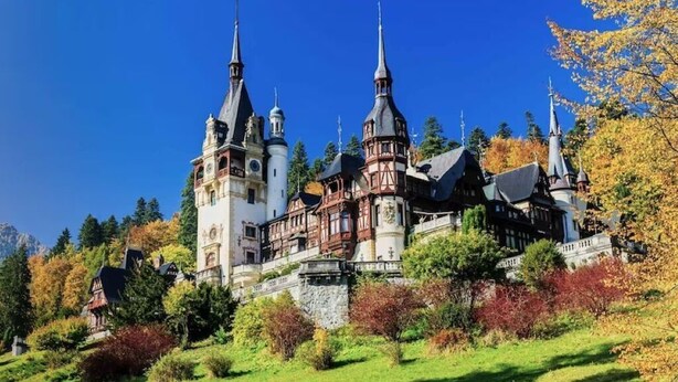 A historic castle with multiple towers and a well-maintained garden. - Studio 4 - 5 Strada Scărlătescu (București)