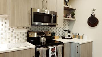 Geladeira, micro-ondas, fogão, cooktop