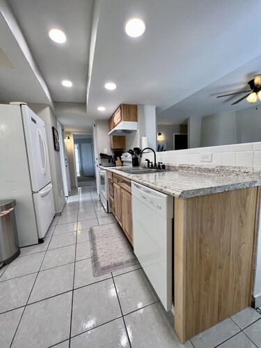 Lazy Sunshine Hideaway for Traveling Professionals